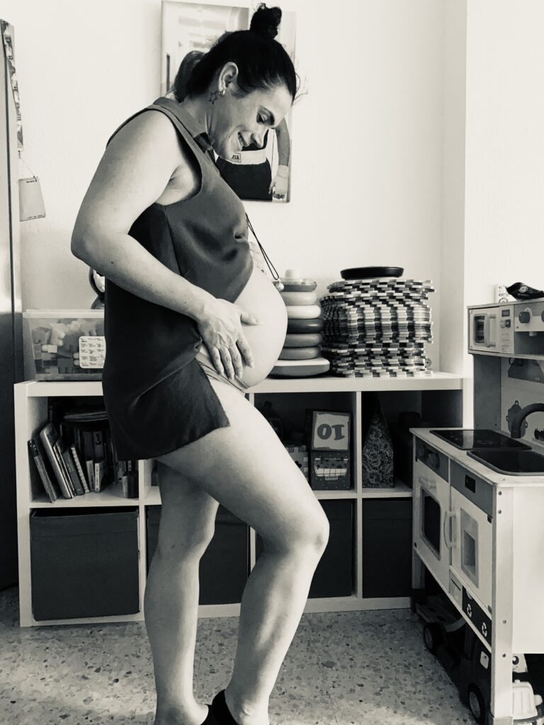 Mujer embarazada conectando con su bebé en una imagen íntima que representa el duelo perinatal y el amor que permanece