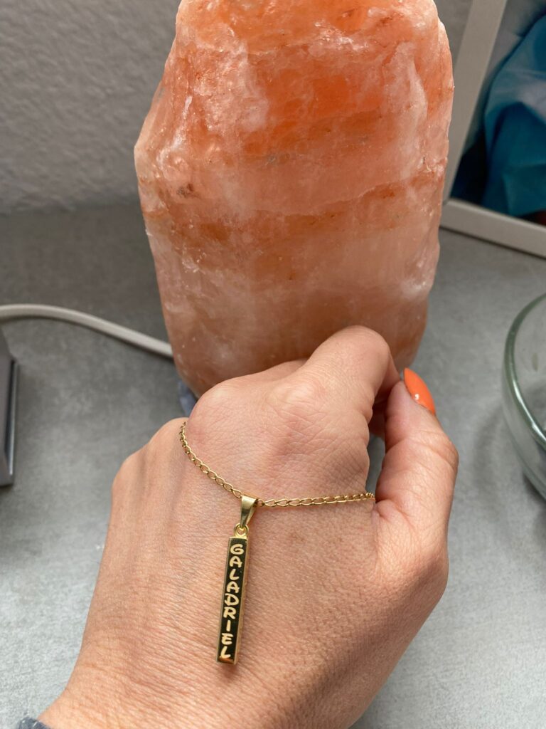 colgante con el nombre de un bebé como símbolo de amor y recuerdo en el duelo perinatal