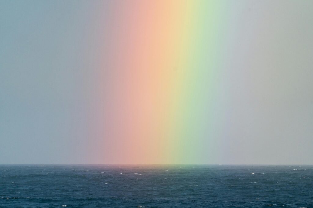 arcoíris tras la lluvia simbolizando el duelo perinatal y la esperanza tras la pérdida de un bebé