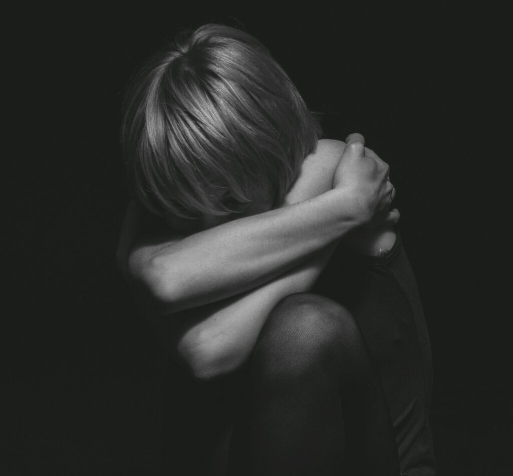 Mujer reflexionando sobre la culpa y la transformación durante el duelo perinatal
