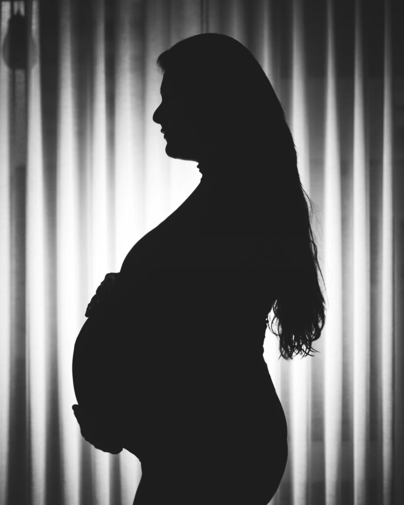 Madre atravesando el postparto en un proceso de duelo perinatal tras la pérdida de un bebé