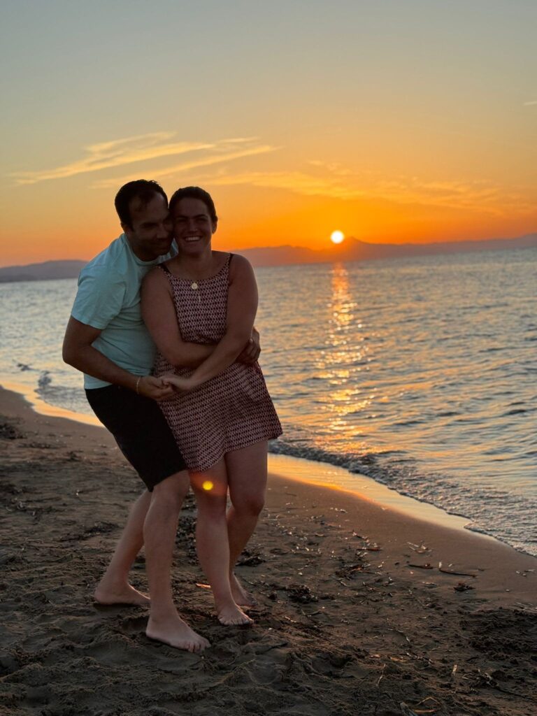 ALT Pareja abrazada frente al mar representando el duelo perinatal en pareja