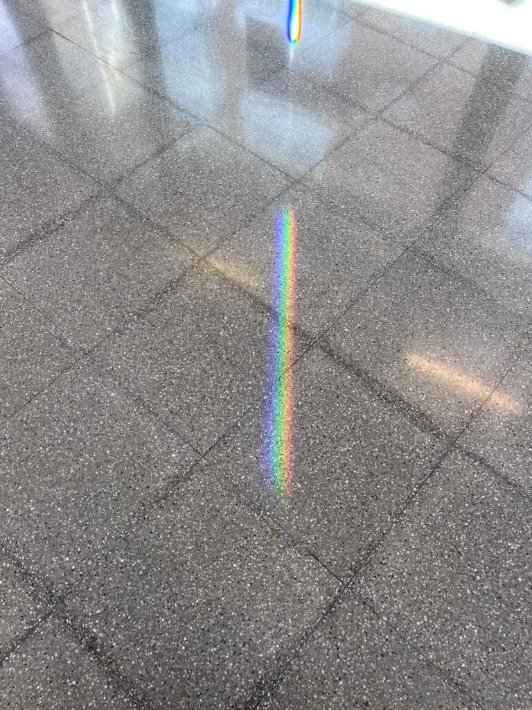 Reflejo de un arcoíris sobre el suelo como símbolo de esperanza tras el duelo perinatal y los duelos silenciosos que acompañan el proceso de sanar.