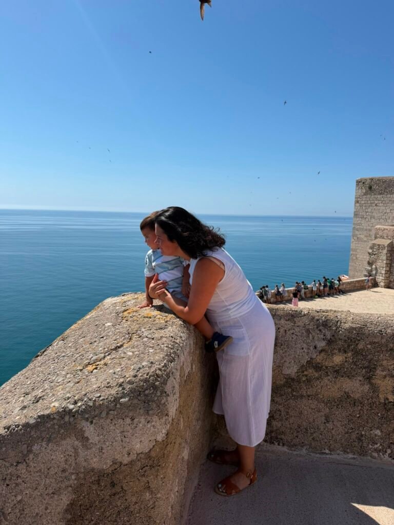 Madre con su hijo frente al mar reflexionando sobre cómo vivir después de un duelo perinatal