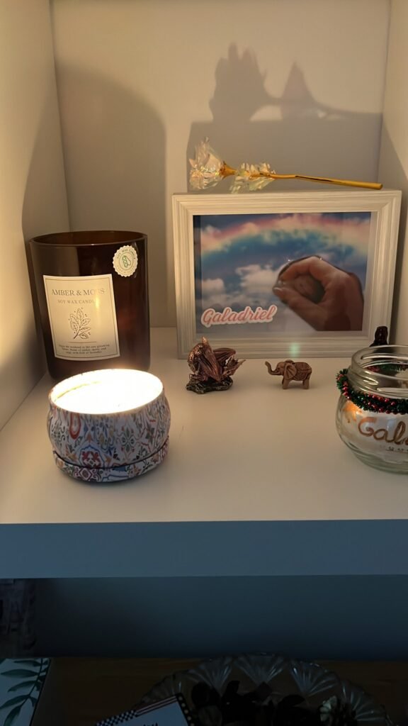 Altar con velas y fotografía de Galadriel en homenaje a una bebé fallecida durante el embarazo, símbolo del duelo perinatal y del amor que permanece.