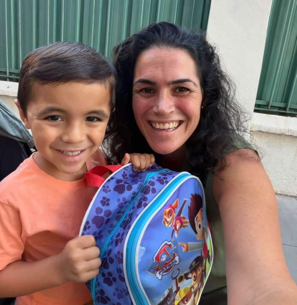 Madre junto a su hijo tras un duelo perinatal, reflejando el vínculo familiar y el recuerdo de un bebé que sigue presente en la familia.