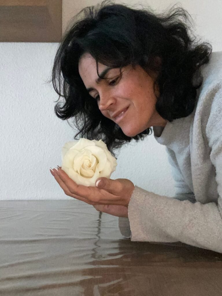 Ana Belén Úbeda García sostiene una rosa blanca entre las manos