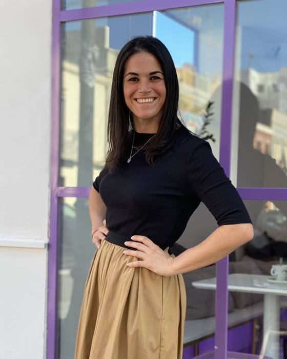 Ana Belén Úbeda García, autora de El Amor del Duelo, sonriendo frente a un ventanal